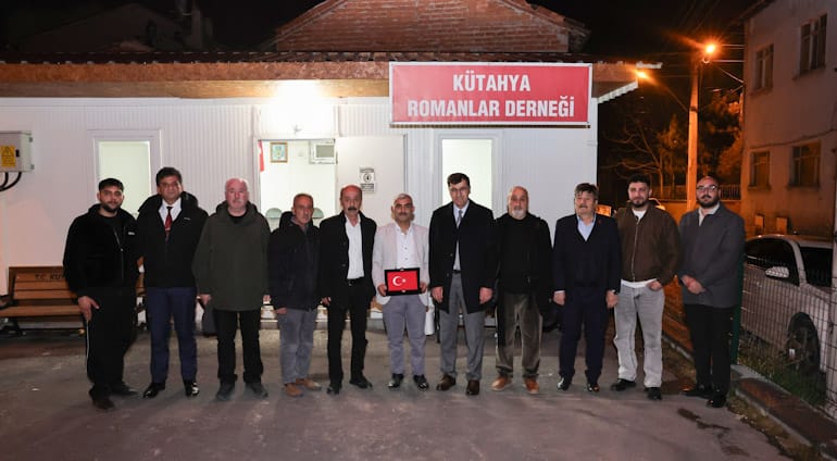 " 8 Nisan Dünya Romanlar Günü"