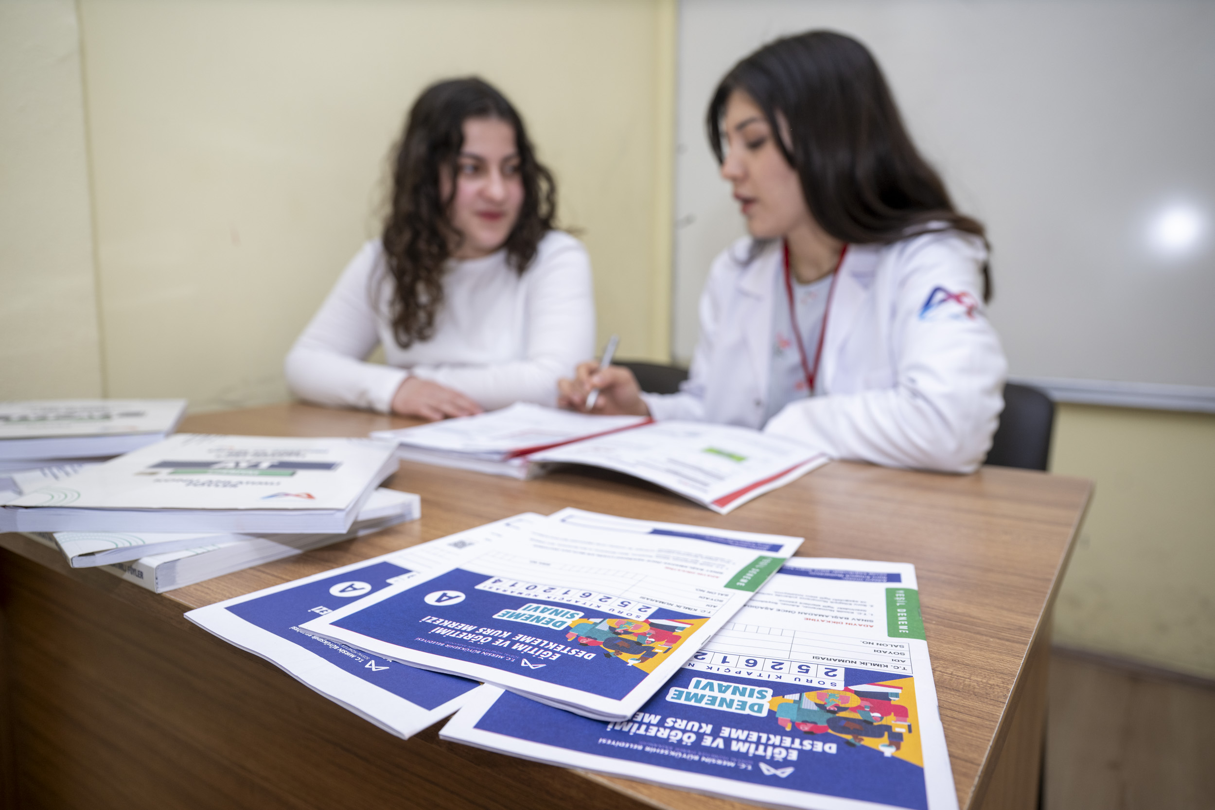 EĞİTİMİNE SIKICA TUTUNAN ADİLE NİSA ENGELLERİ MERSİN BÜYÜKŞEHİR İLE AŞIYOR.