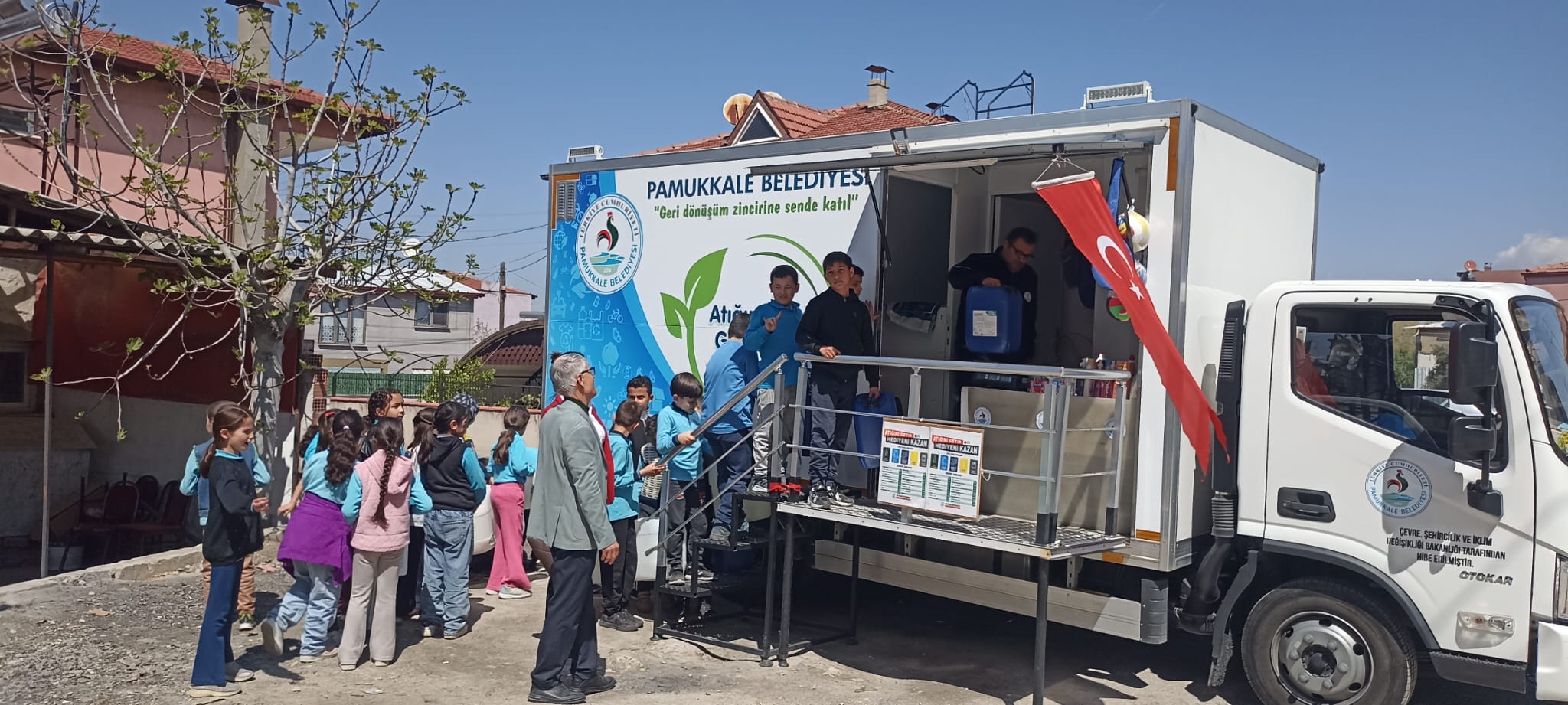PAMUKKALE BELEDİYESİ MOBİL ATIK TOPLAMA ARACI AKHAN MAHALLESİ’NDEYDİ