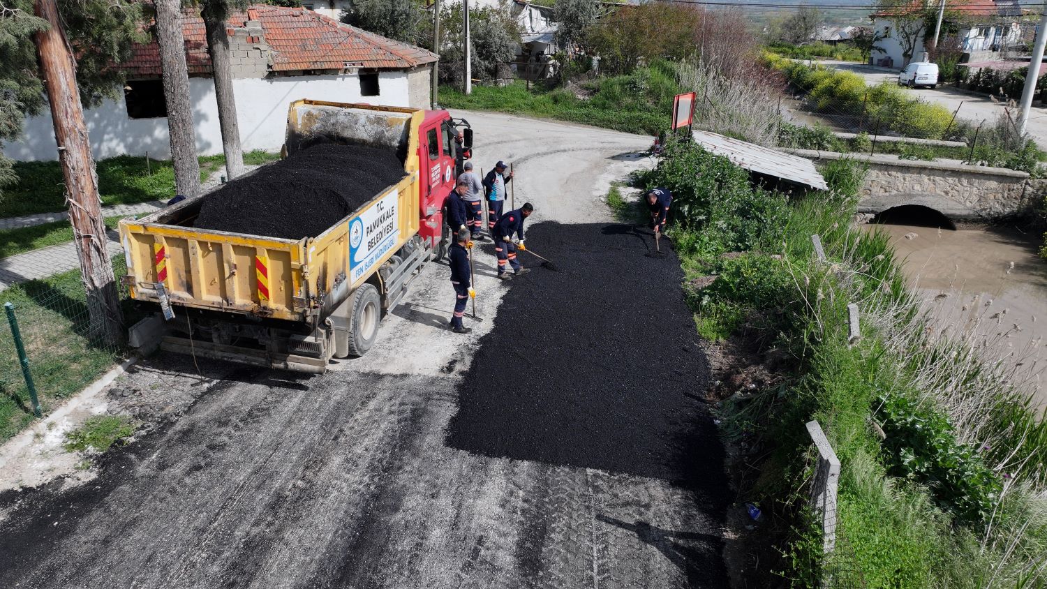 "BAŞKAN ERTEMUR, KARAKOVA’DAKİ YILLARIN ÇAMUR ÇİLESİNİ SONA ERDİRDİ"