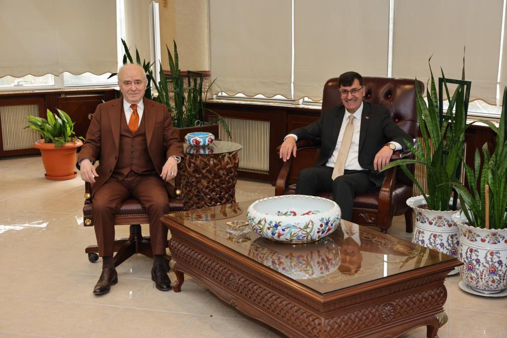 Kütahya Belediye Başkanı, Eyüp Kahveci'den Güral Porselen’e ziyaret.