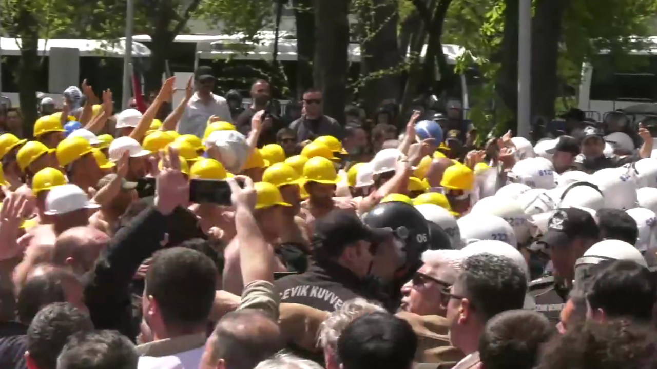 Enerji Bakanlığı'na Yürümek İsteyen Madencilere Polis Barikatı