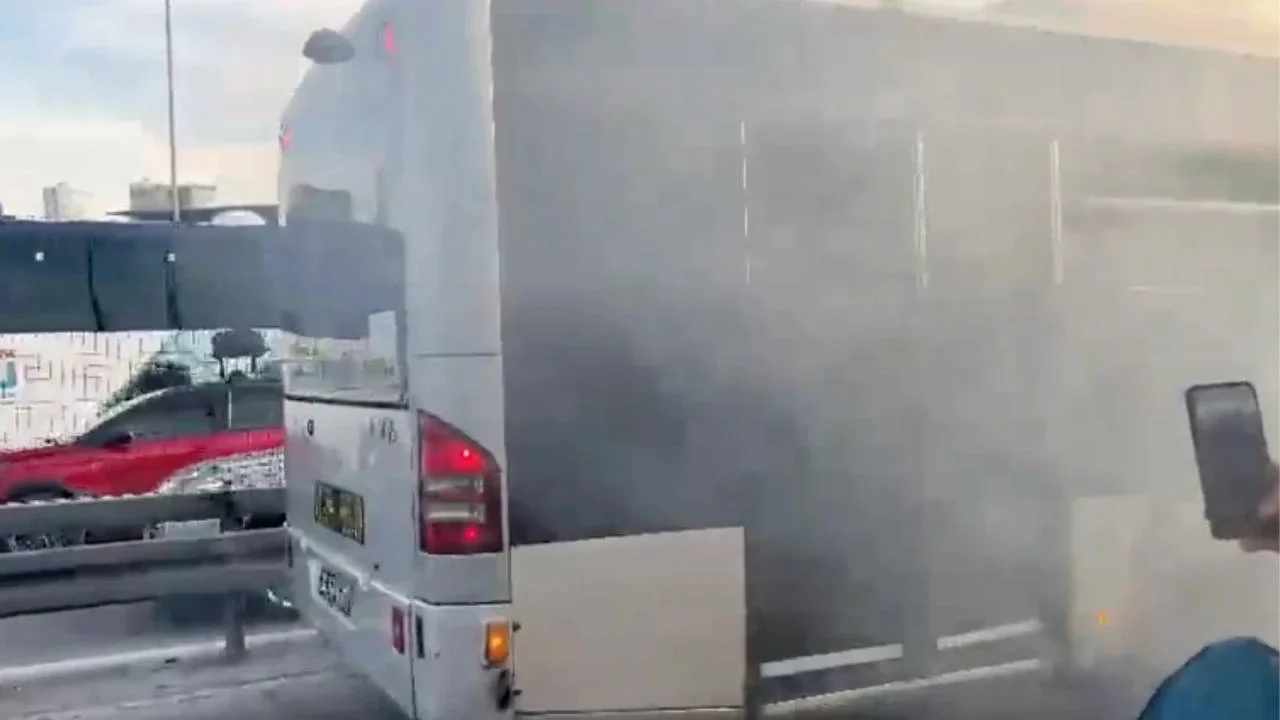 Seyir halindeki metrobüste yangın: Seferler durduruldu