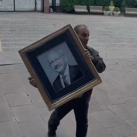 Kemal Kılıçdaroğlu'nun portresi binaya asılmak üzere CHP Genel Merkezi'ne getirildi.