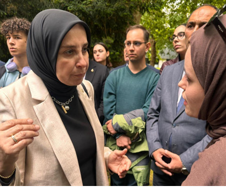 DEVA Partisi Genel Başkan Yardımcısı ve İstanbul Milletvekili Elif Esen, Cumhurbaşkanı Kararı ile faaliyet izni iptal edilen İstanbul Bilgi Üniversitesi’ne giderek öğrencilere destek vermişti. Rektör Prof. Dr. Ege Yazgan ile görüşen Esen, Cumhurbaşkanı Er