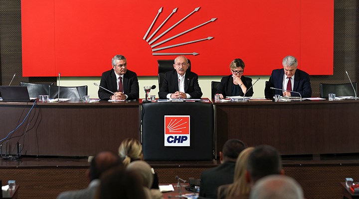 Kemal Kılıçdaroğlu, 38. Kurultay öncesi eski Parti Meclisi'nin göreve getirilmesi için dilekçe verdi. Ankara 3. Genel İcra Dairesi, Kılıçdaroğlu'nun avukatlarının CHP Kurultayı'nın iptal edilmesi nedeniyle göreve iade edilen PM ve YDK üyelerine tebligat y