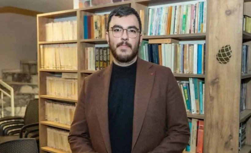 Gazeteci İsmail Arı hakkında tahliye kararı verildi. "Halkı yanıltıcı bilgiyi alenen yayma" ve "gizliliğin ihlali" suç iddialarıyla 75 gündür tutuklu bulunan BirGün muhabiri Arı, bugün ilk kez hakim karşısına çıktı.