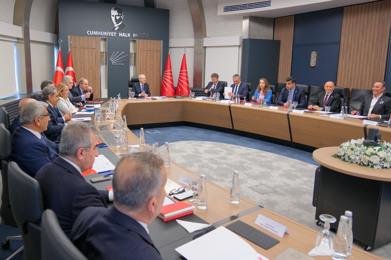 CHP'de İhraç Rüzgarları: Kılıçdaroğlu MYK'yı Topluyor