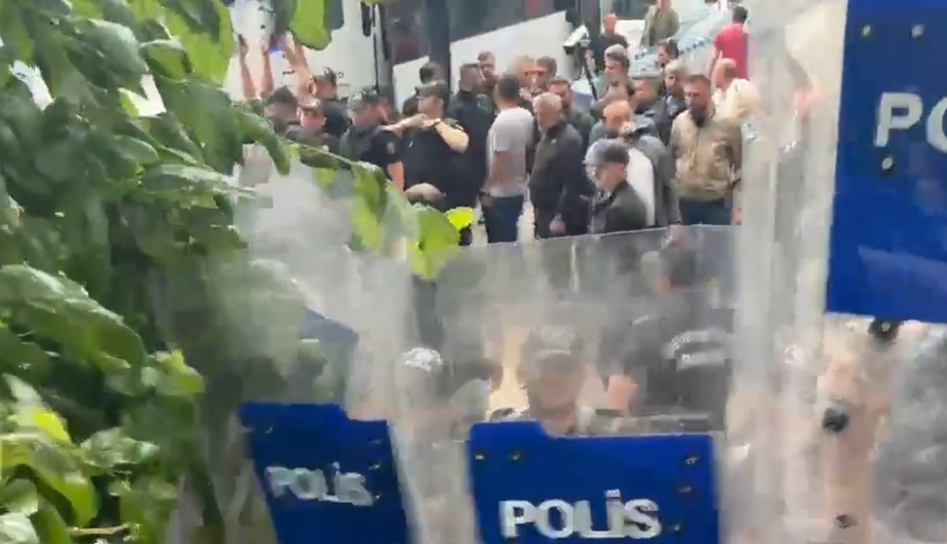 Bakanlık Önündeki Öğretmenlere Polis Müdahalesi