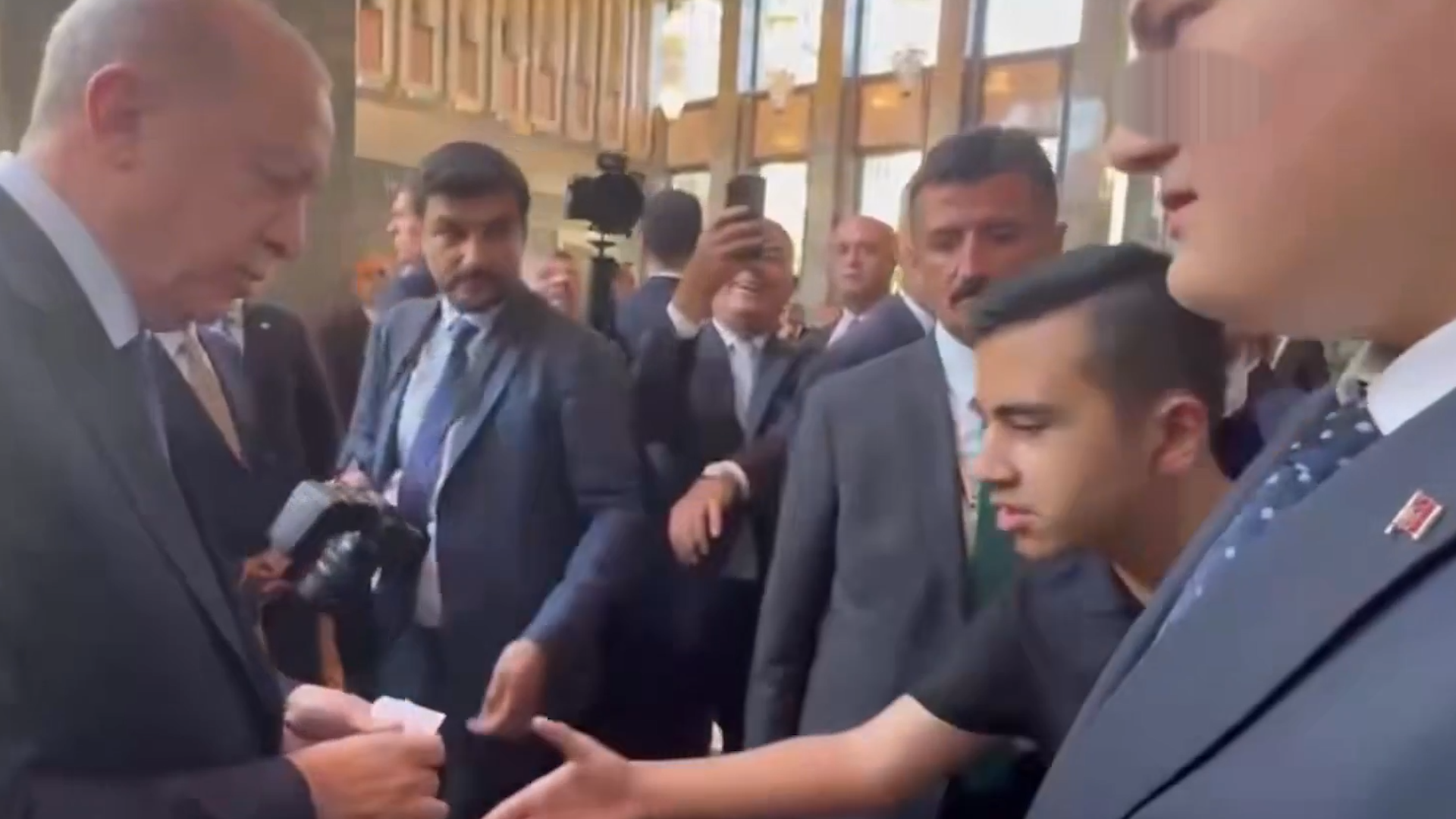 ERDOĞAN İLE GENÇ ARASINDA DİKKAT ÇEKEN DİYALOG