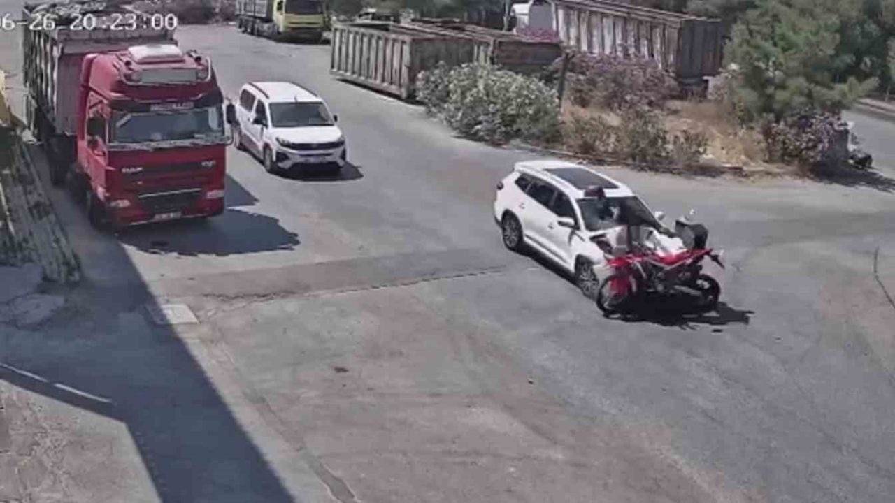 İZMİR’DE FECİ KAZA: 15 YAŞINDAKİ SÜRÜCÜNÜN KULLANDIĞI OTOMOBİL MOTOSİKLETE ÇARPTI