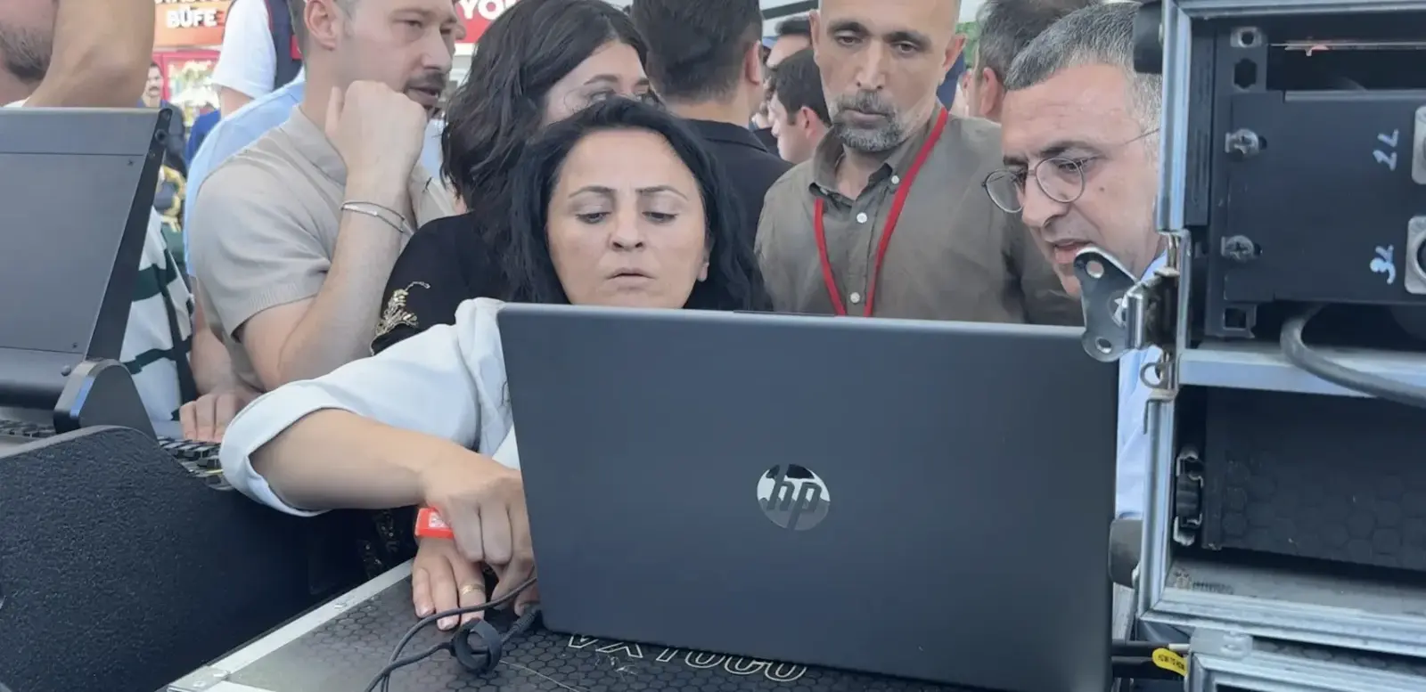 DEM PARTİ MİTİNGİNDE FLAŞ BELLEK GERGİNLİĞİ