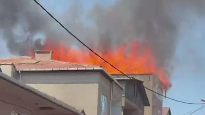 Pendik'te 5 katlı binanın çatısında yangın: İtfaiye ekipleri müdahale ediyor
