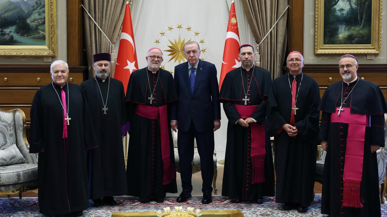 Cumhurbaşkanı Erdoğan, Türkiye Katolik Episkoposlar Heyeti’ni Cumhurbaşkanlığı Külliyesi’nde kabul etti