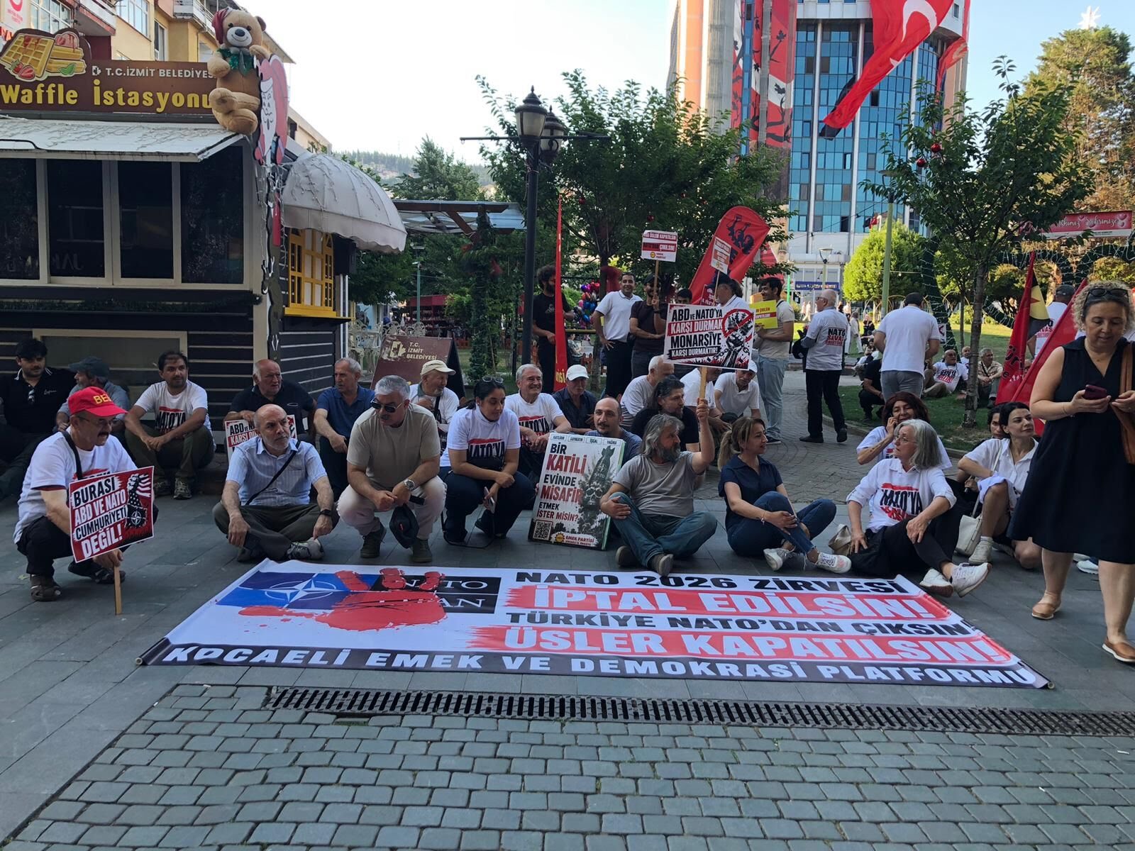 GEBZE’DE NATO KARŞITI GÖSTERİDE GERGİN ANLAR: VATANDAŞ İLE EYLEMCİLER ARASINDA ARBEDE