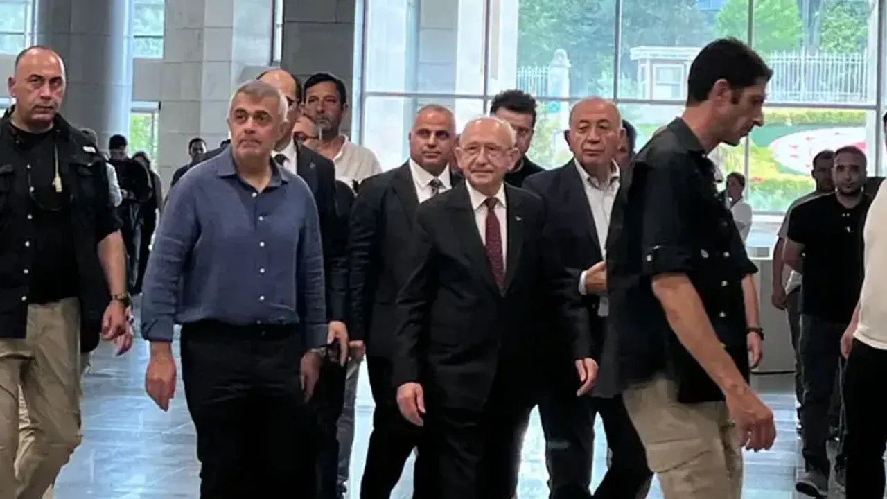 Kemal Kılıçdaroğlu, Deniz Göktaş'a destek için Çağlayan Adliyesi'nde