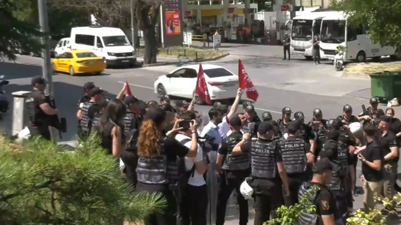 Ankara'da NATO Zirvesi'ni protesto etmek için Kurtuluş Parkı'nda toplanan gruba polis müdahale etti.