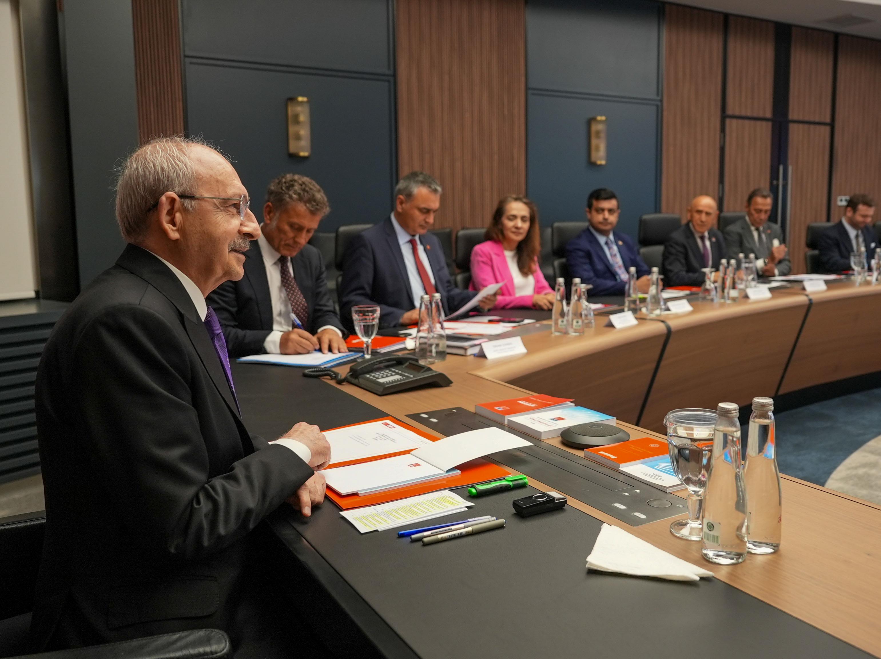 “CHP’nin MYK toplantısından ilk görüntüler.”