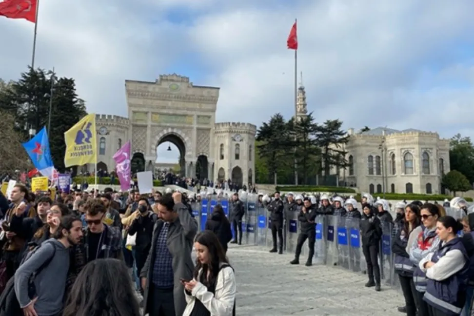 SARAÇHANE’DE GERGİNLİK: POLİS EYLEMCİLERE MÜDAHALE ETTİ