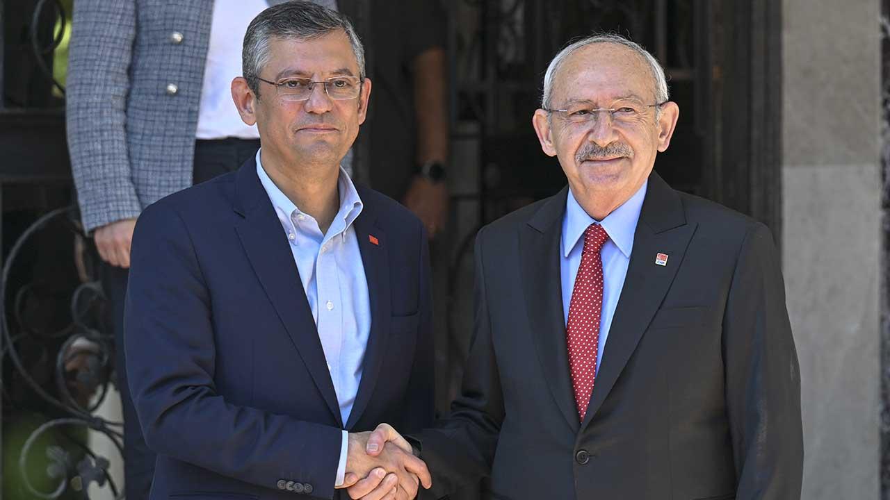 ÖZGÜR ÖZEL VE KEMAL KILIÇDAROĞLU, OLCAY BAYKAL’IN CENAZE TÖRENİNDE TOKALAŞTI