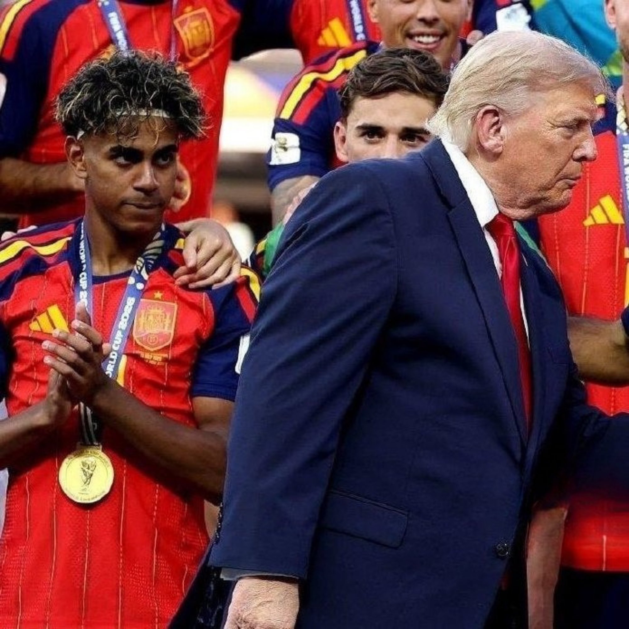 LAMİNE YAMAL İLE TRUMP ARASINDAKİ TOKALAŞMA ANINA DAMGA VURAN DETAY!