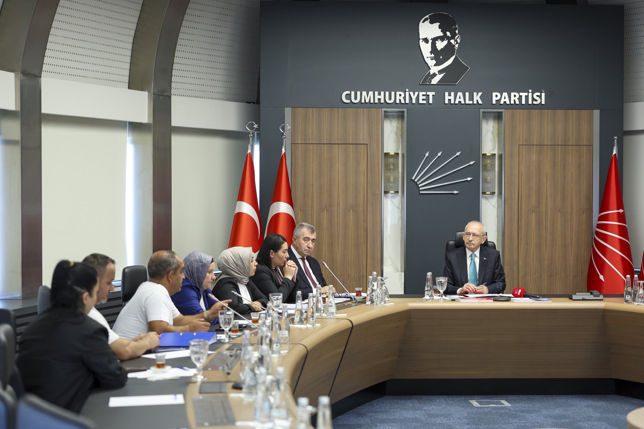 Kılıçdaroğlu, Kadın ve Çocuk Cinayetlerinde Yakınlarını Kaybeden Ailelerle Bir Araya Geldi