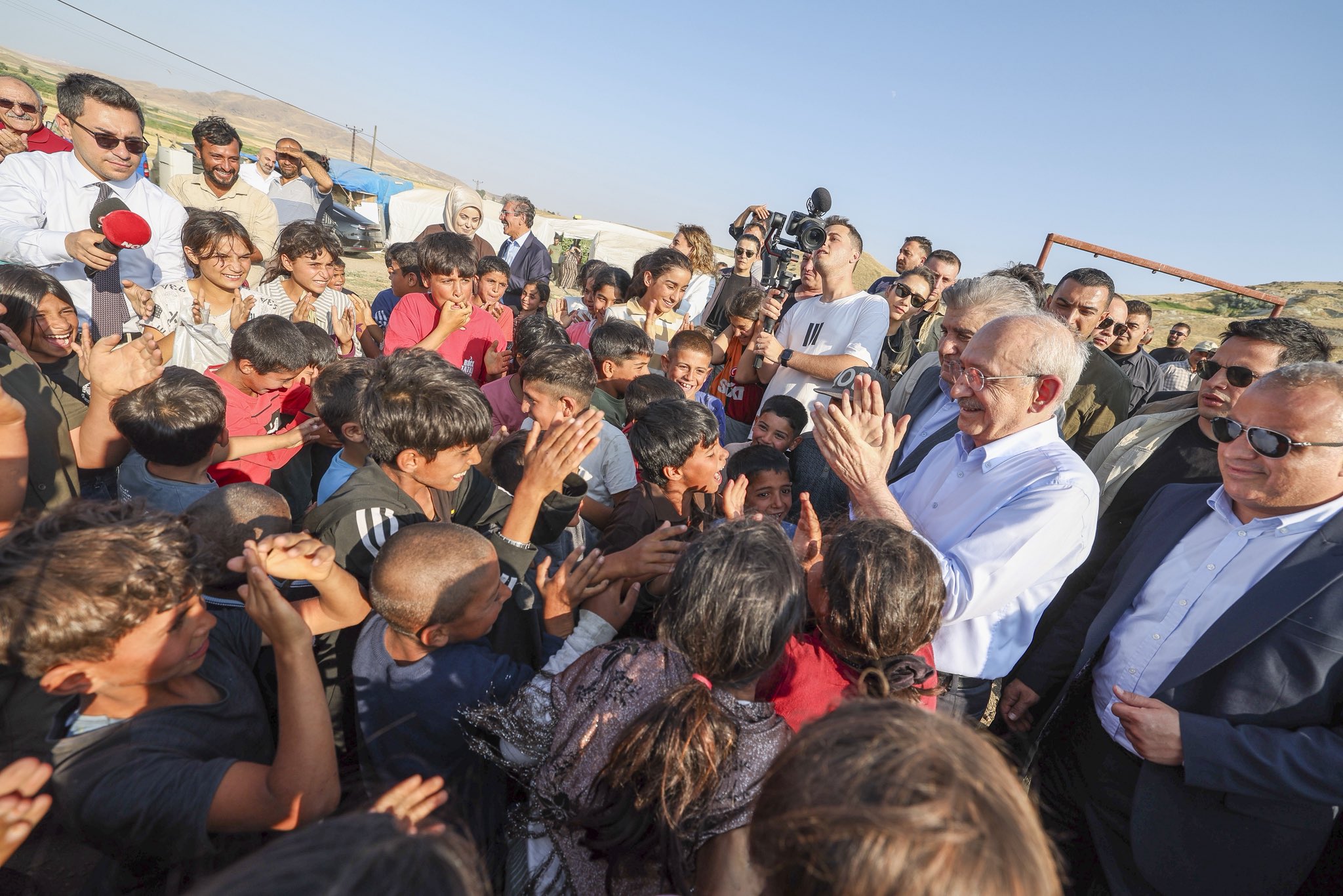 Kemal Kılıçdaroğlu, Polatlı'da Mevsimlik Tarım İşçilerini Ziyaret Etti
