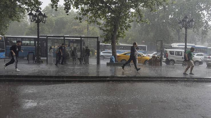 Ankara'da sabah saatlerinde başlayan şiddetli yağış, kent genelinde hayatı olumsuz etkiledi.