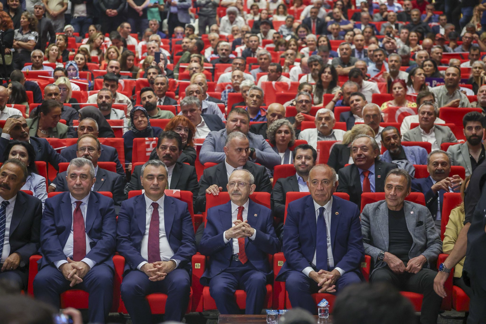 CHP'nin Sarıyer Buluşmasına Yoğun İlgi: Salonu Dolduran Yüzlerce Vatandaş Partiye Katıldı