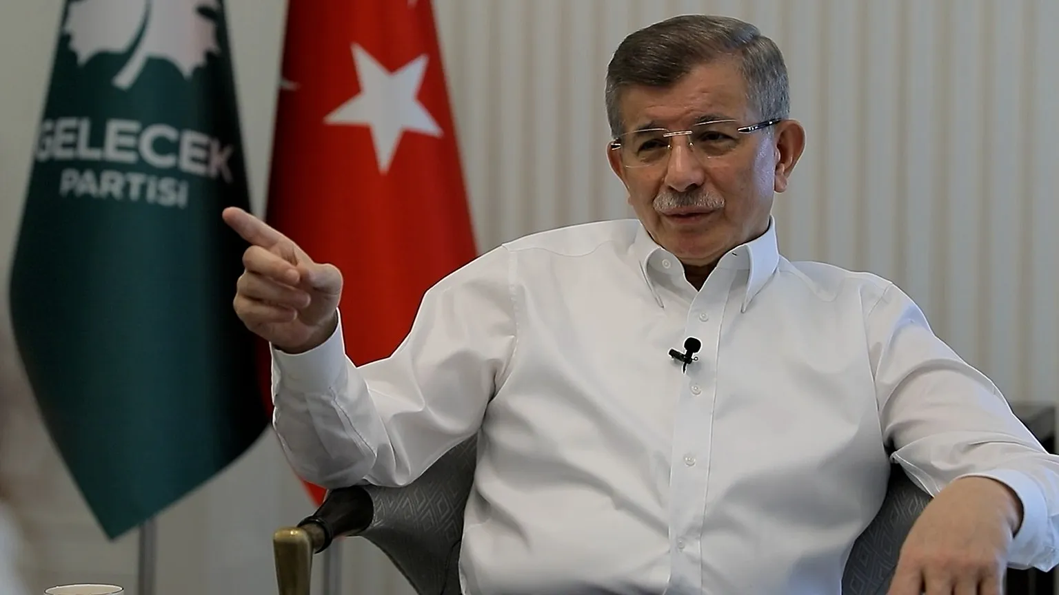 Ahmet Davutoğlu Siyasetten Çekildi: Gelecek Partisi Feshedildi