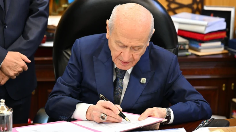 Çerçeve yasaya ilk imza atan kişi Devlet Bahçeli oldu.