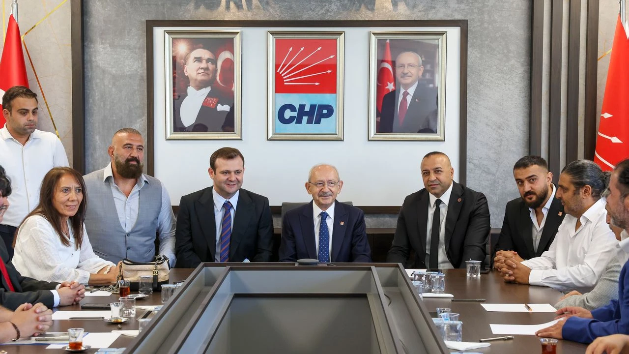 CHP Genel Başkanı Kemal Kılıçdaroğlu, partisinin spor politikalarına ilişkin yürütülen çalışmaları değerlendirmek üzere CHP Spor Kurulu Yönetim Kurulu üyeleriyle bir araya geldi. Toplantı, Spor Kurulu Başkanı Savaş Yıldırım başkanlığında gerçekleştirildi.
