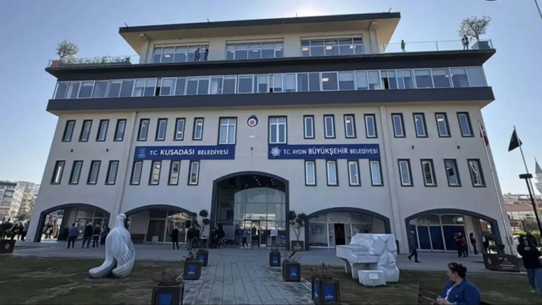 Kuşadası Belediyesi'ne 3. dalga operasyon! Yeni Partili milletvekilinin kızı ve damadı da aralarında