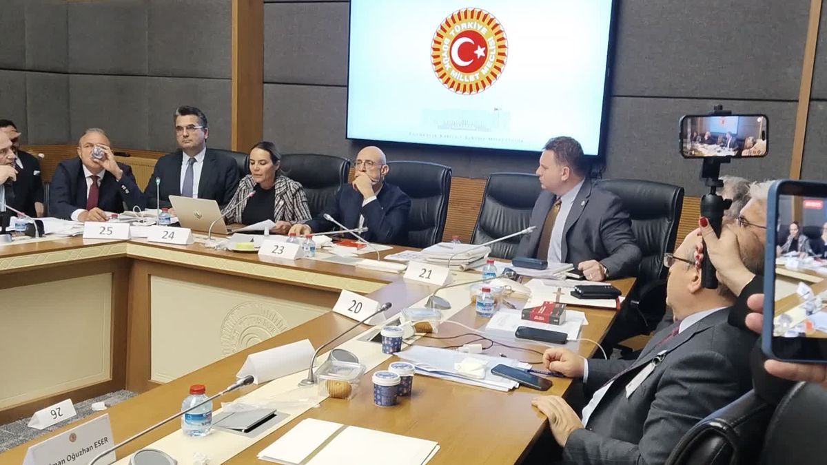 TBMM ADALET KOMİSYONU’NDA ORTALIK KARIŞTI! MHP’Lİ VEKİL MASAYI YUMRUKLADI, İYİ PARTİLİ VEKİLİN ÜZERİNE YÜRÜDÜ