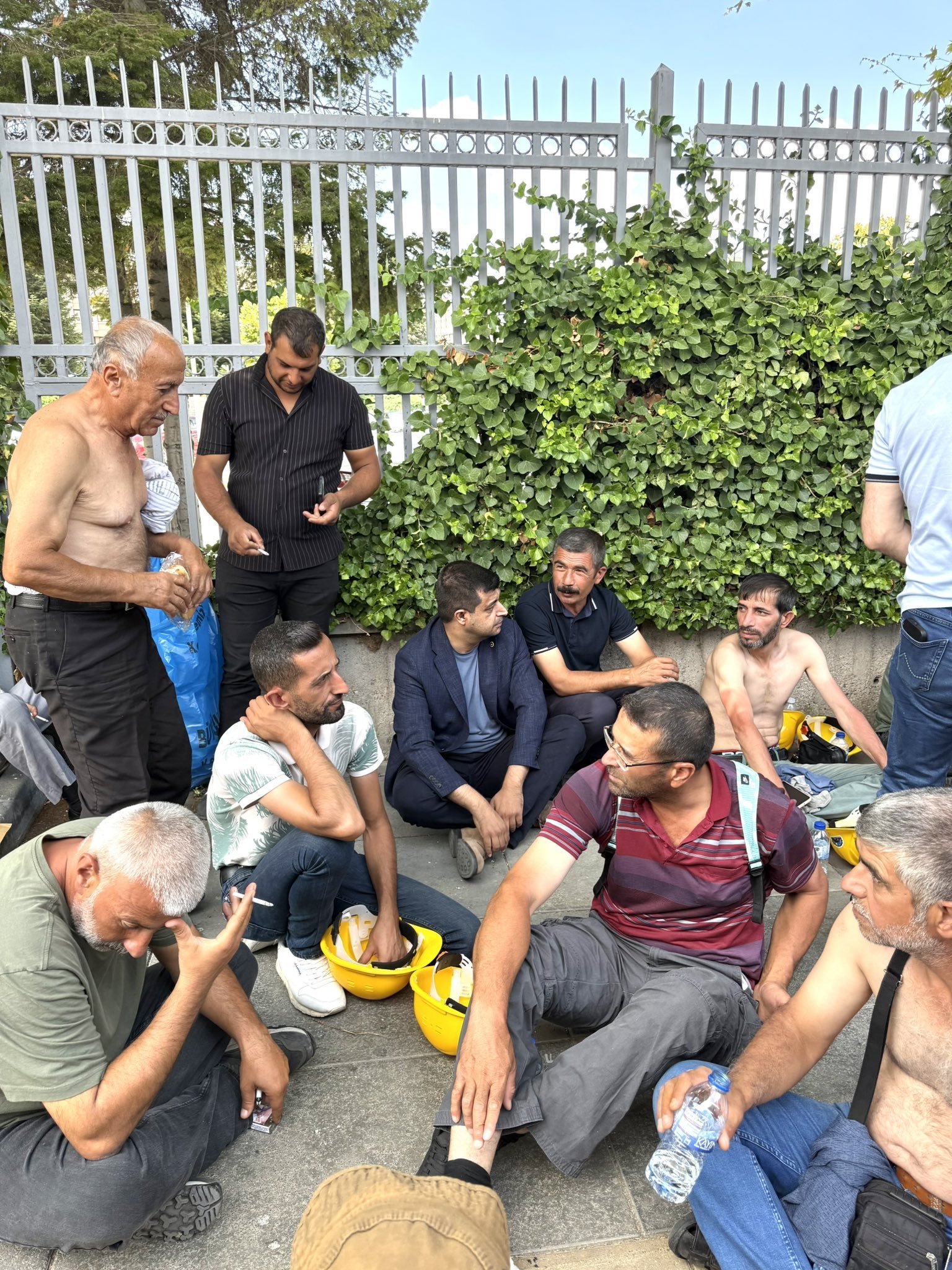 CHP Genel Başkan Yardımcısı Deniz Demir, Eti Gümüş ve Doruk Madencilik işçilerini ziyaret ederek hak arayışlarına destek verdi.