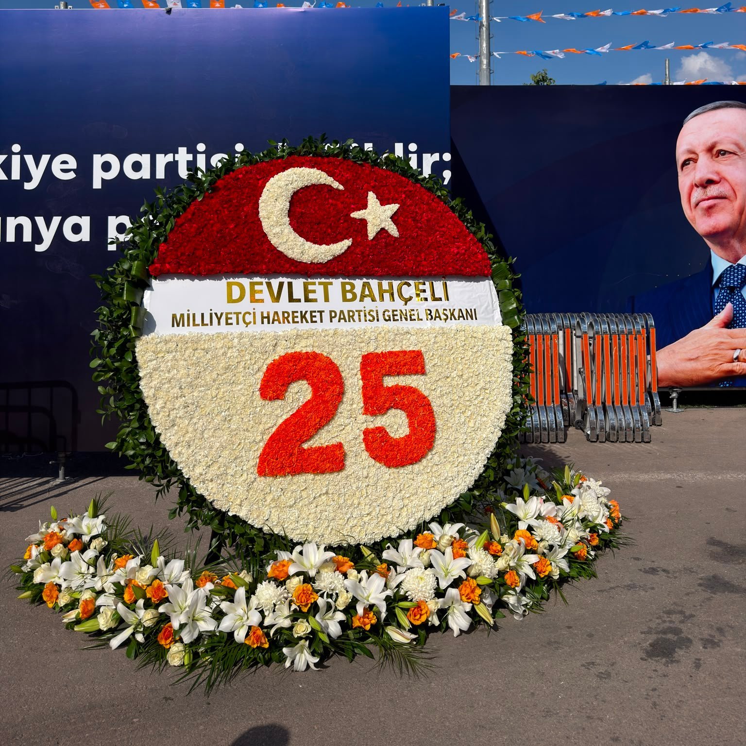 Devlet Bahçeli, Cumhurbaşkanı Recep Tayyip Erdoğan'a AK Parti'nin 25. kuruluş yıl dönümü vesilesiyle tebrik çiçeği yolladı.
