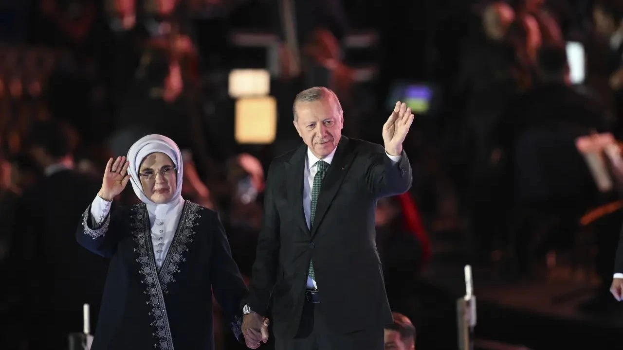 Cumhurbaşkanı Recep Tayyip Erdoğan, eşi Emine Erdoğan ile birlikte tören alanında.