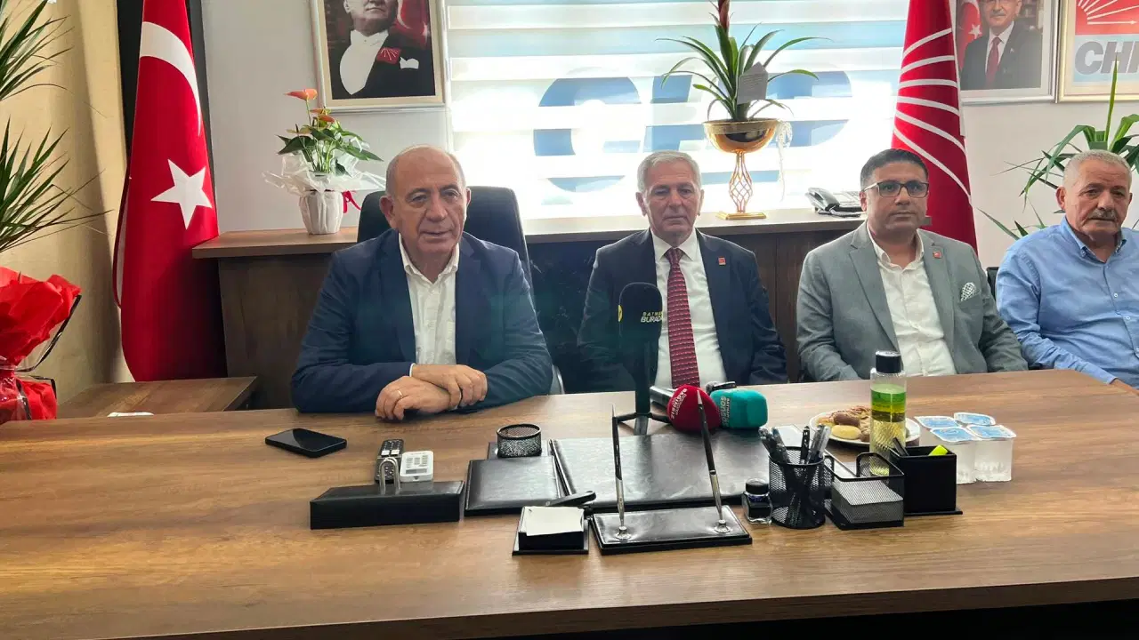 CHP İstanbul İl Başkanı Gürsel Tekin: “Seçilmiş belediye başkanlarının görev süresi dolmadan parti değiştirmesi nitelikli dolandırıcılıktır”
