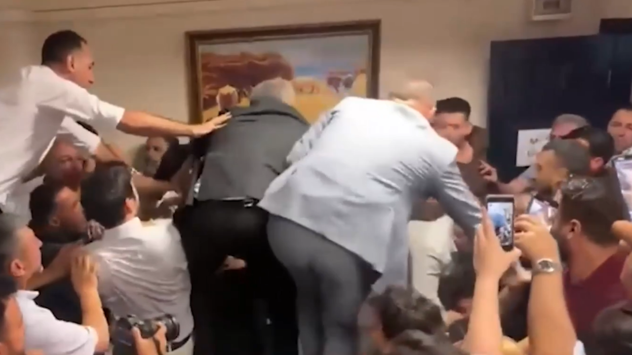 MENDERES BAŞKANVEKİLLİĞİ SEÇİMİNDE ORTALIK KARIŞTI! YUMRUKLAR HAVADA UÇUŞTU, AK PARTİ KAZANDI