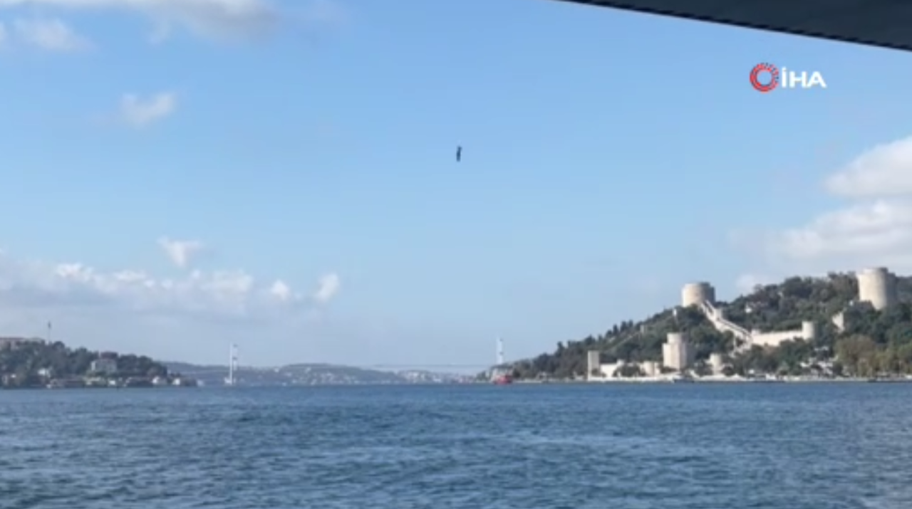 KASKIYLA DENİZE ATLADI, ONU BOTUYLA DENİZDE OLAN BAŞKA BİR VATANDAŞ KURTARDI: FİLM SAHNESİ SANMIŞTIK.."