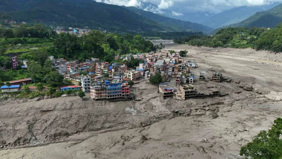 ÖLÜLERİN ZİYNET EŞYALARINI ÇALDILAR: NEPAL'DEKİ SEL FELAKETİNDE AKIL ALMAZ GÖRÜNTÜ