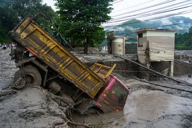 NEPAL'DE HALKA GÜVENLİ BÖLGELERE KAÇIN ÇAĞRISI YAPILDI