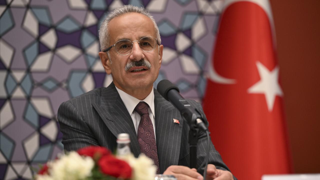 BAKAN URALOĞLU'NDAN TRABZON MÜJDESİ: 16 İSTASYONLU RAYLI SİSTEM TEMELİ ATILIYOR