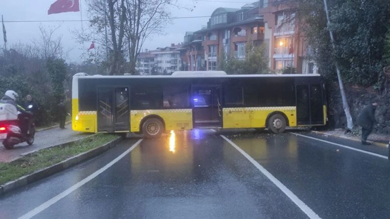 ZEYTİNBURNU'NDA İETT OTOBÜSÜ SİTE DUVARINA ÇARPTI