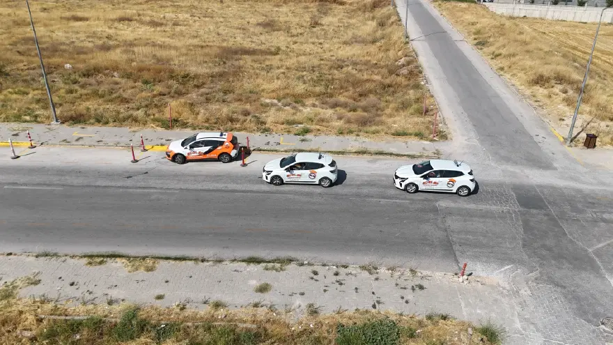 MEB'DEN EHLİYET SINAVINDA DEVRİM: SABİT PARKUR KALKTI, 1 SAAT AKAN TRAFİK VE SERBEST GÜZERGÂH DÖNEMİ BAŞLADI!