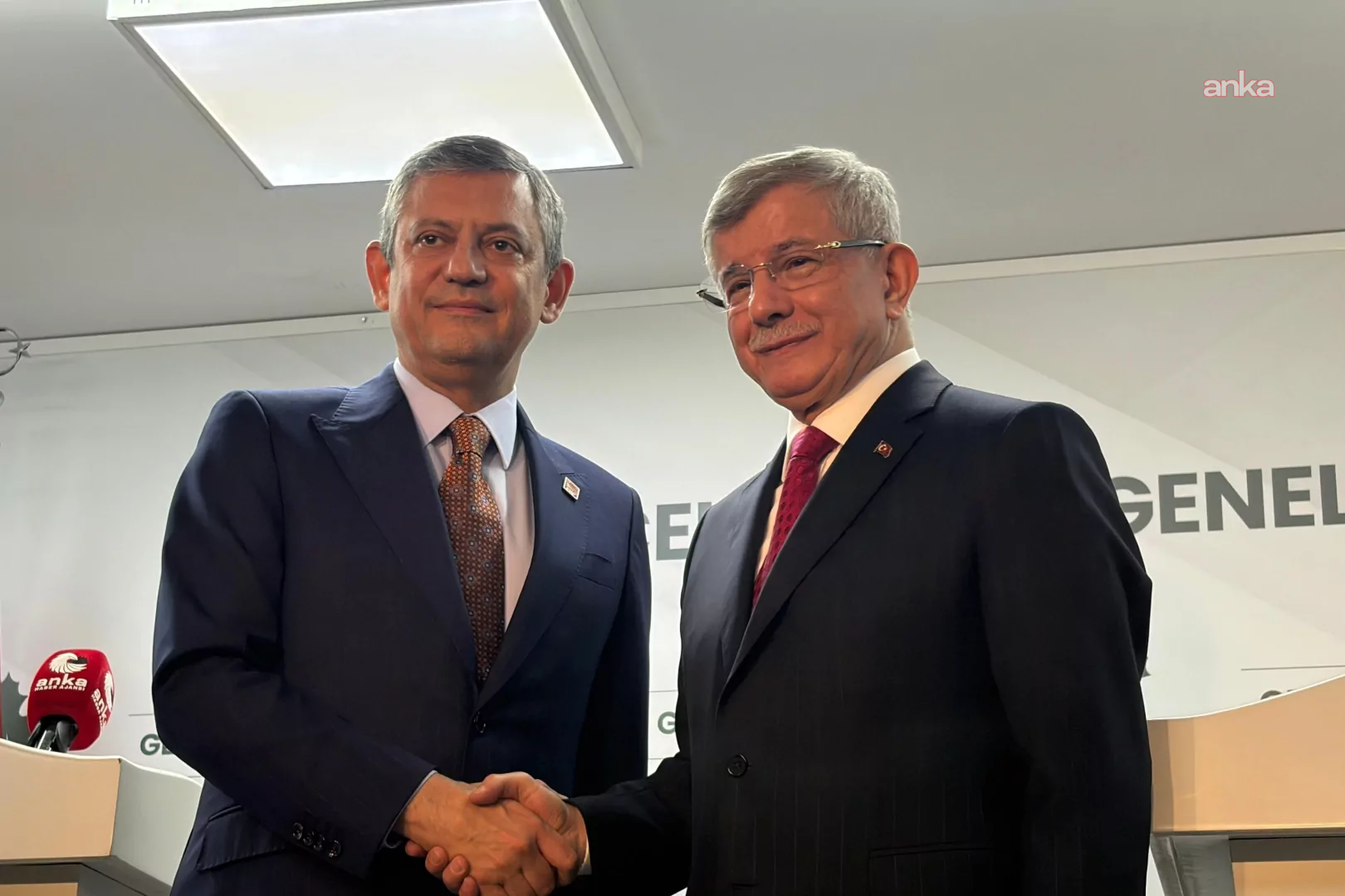 Özgür Özel'den Ahmet Davutoğlu'na telefondan destek: ''yanındayız'' mesajı verdi