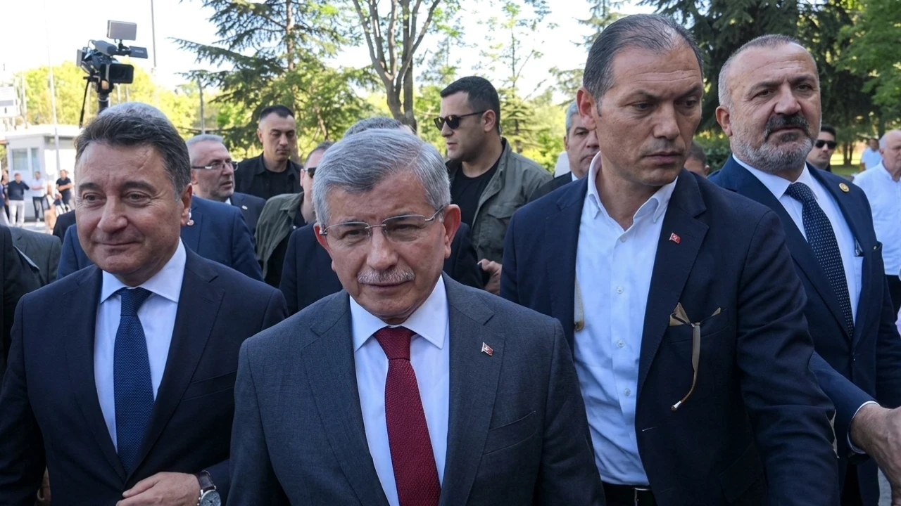 Son Dakika: Ahmet Davutoğlu Ankara Adliyesi’nde!