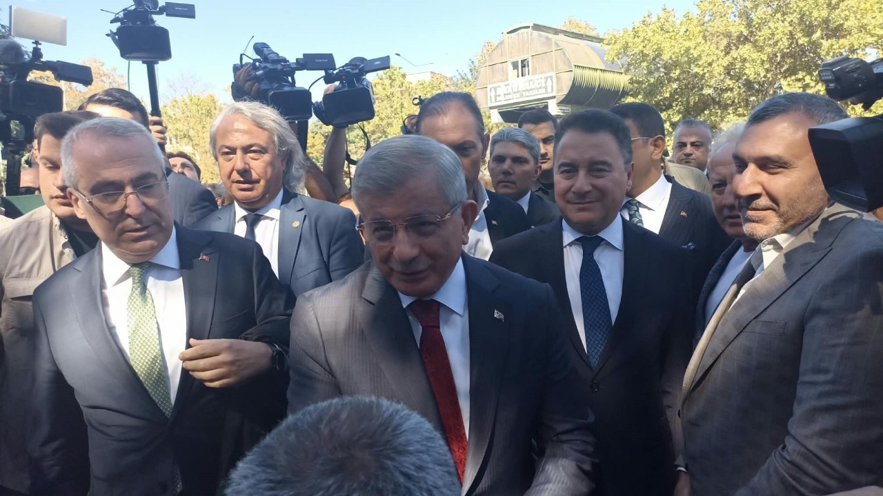 Davutoğlu adliyeden çıktı! İfade sonrası ilk görüntü