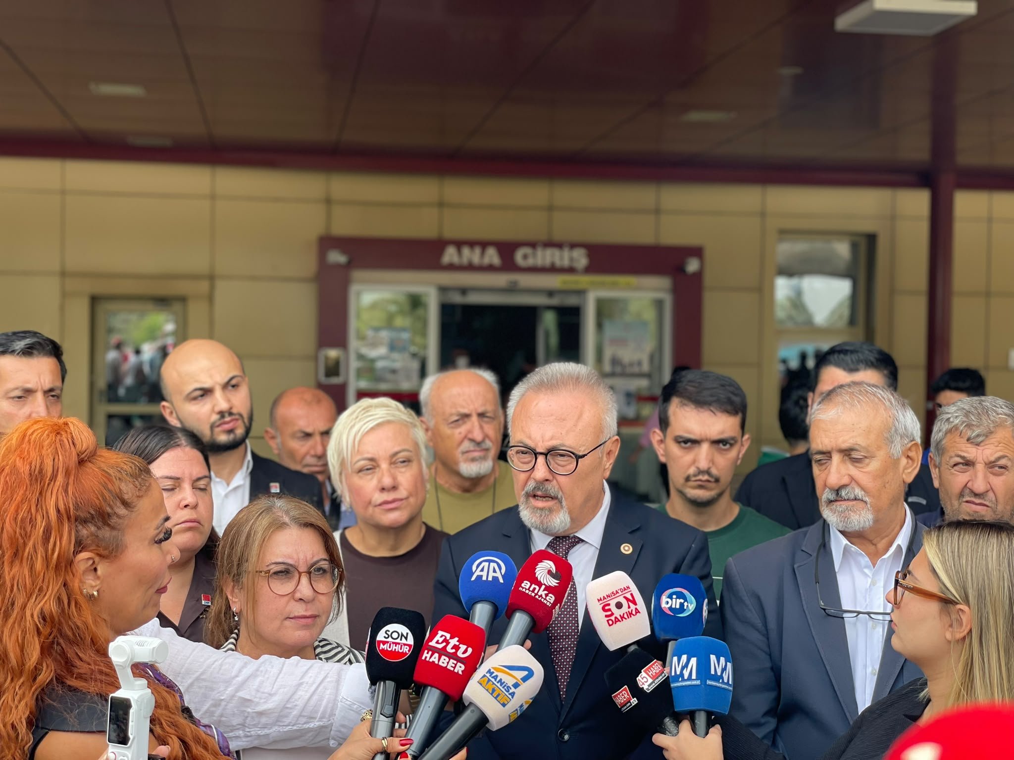 CHP Heyeti, Manisa'daki Okul Saldırısında Yaralanan Öğrencileri Ziyaret Etti