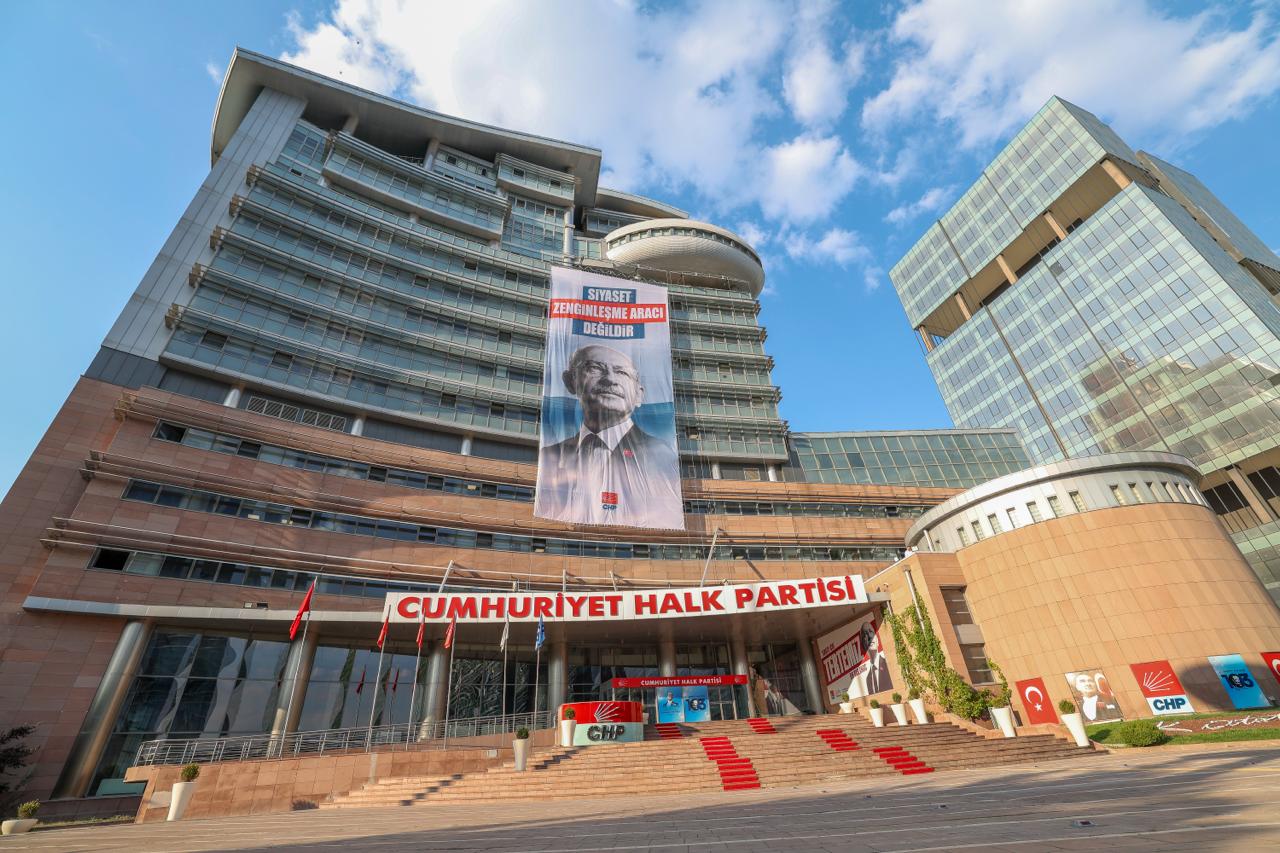CHP Genel Merkezi’ne bu pankart asıldı